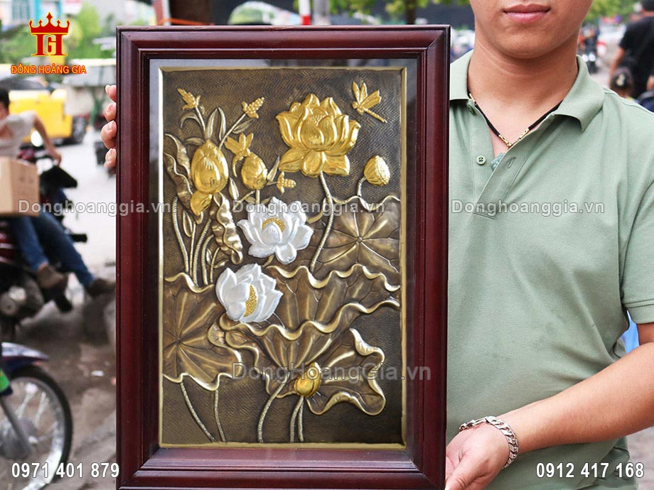 Bức tranh được nghệ nhân của Hoàng Gia chạm khắc hoàn toàn thủ công tinh xảo